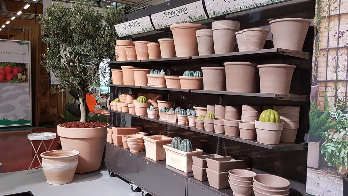 Handelsagentur-Fischer-Deroma-modern-garden-center-with-terracotta-planters-on-shelves